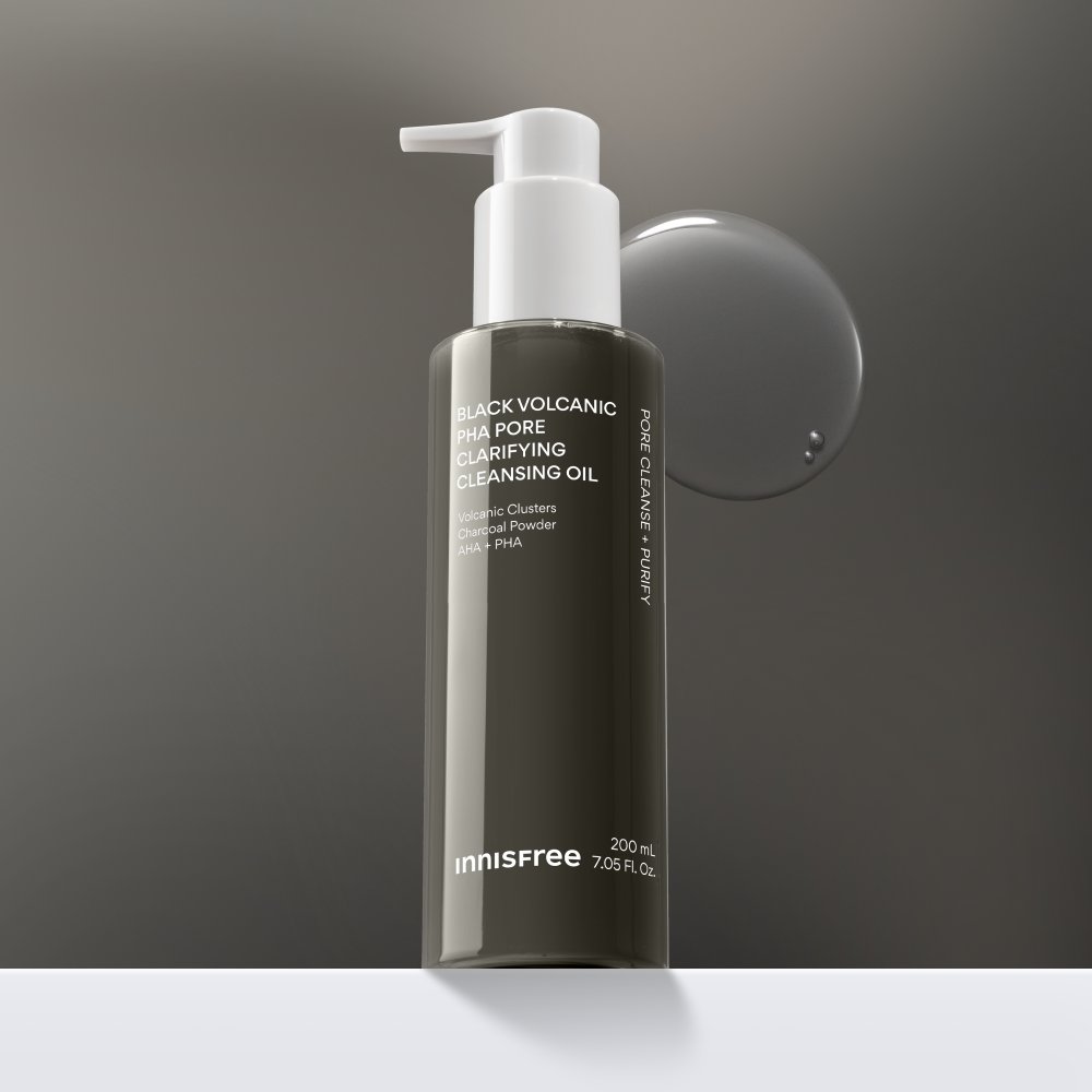 thatkbeautyshop.com   Innisfree Black Volcanic Pore Clarifying Cleansing Oil in a 200 mL dark gray bottle with a white pump dispenser, shown against a dark gray background with a circular droplet graphic.